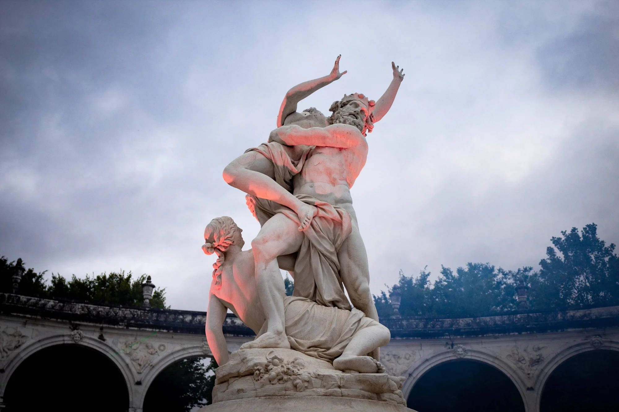 Gruppo scultoreo in marmo illuminato di rosa al crepuscolo