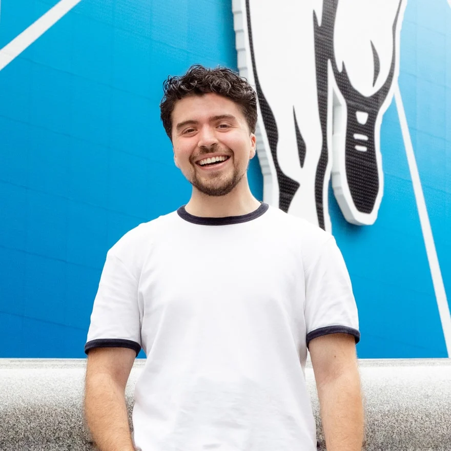 Ritratto di Samuel Garbarino sorridente, davanti al tetto decorato di un palazzo coreano